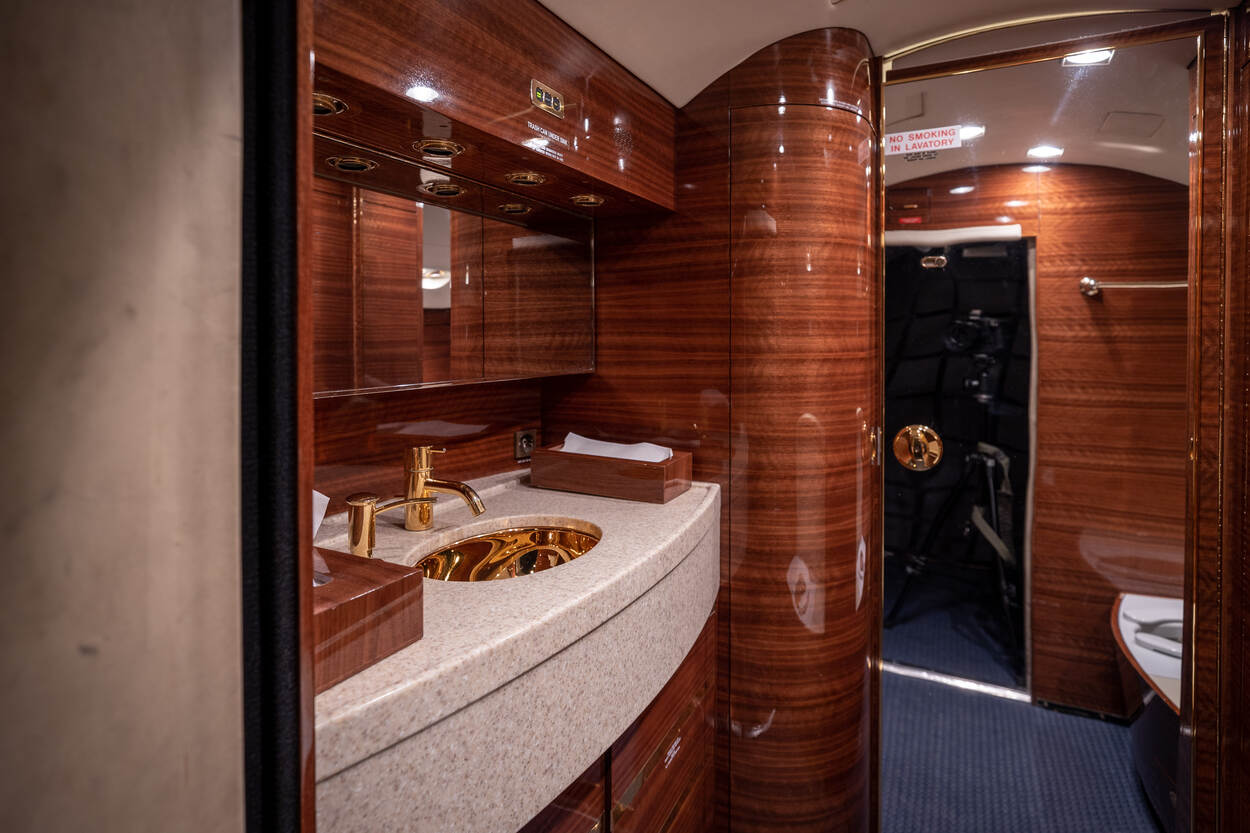 Gulfstream IV bathroom