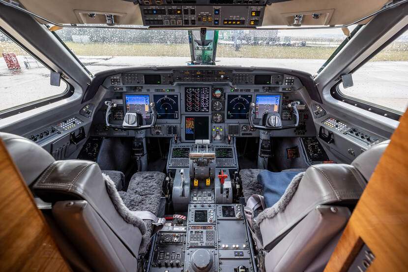Gulfstream IV interior cockpit overview