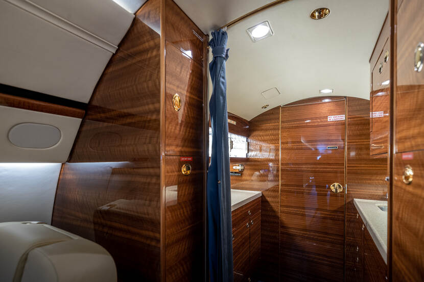 Gulfstream IV interior kitchentte